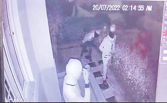 Masked Robbers Rampage Theft In Three Villas - Sakshi