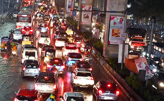 Hyderabad Heavy Rains Caused To Traffic Jam Water Logging - Sakshi