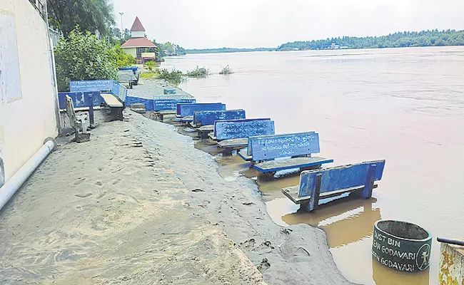 Godavari River Flood Flow decreased - Sakshi