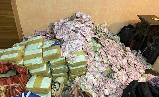 Huge Cash Found at Home Of Trinamool Minister Partha Chatterjee Aide - Sakshi