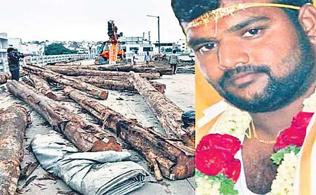 New Groom Dies After Lorry Carrying Logs Overturns - Sakshi