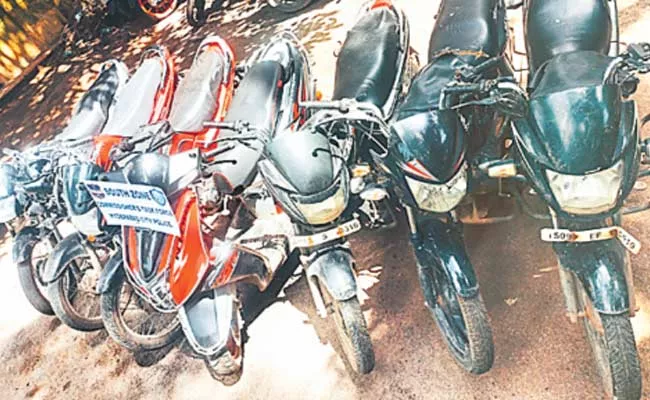 Hyderabad: Police Arrest Minor Boy For Thefting Bikes - Sakshi