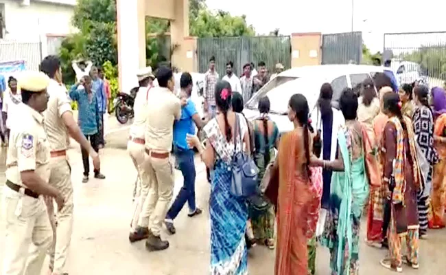 VRAs Blocked Minister Errabelli Dayakar Rao At Jangaon - Sakshi