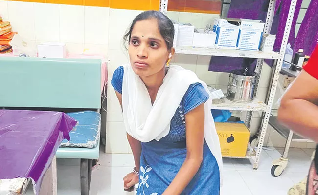 Pregnant Woman Doctors Leave Cotton Inside - Sakshi