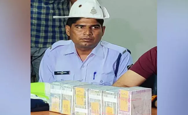 Traffic Police Finds RS 45 Lakh On Road Hands It Over To Police - Sakshi