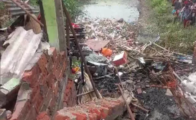 Bihar Several People Dead After A House Collapsed Due To A Blast In Chhapra - Sakshi