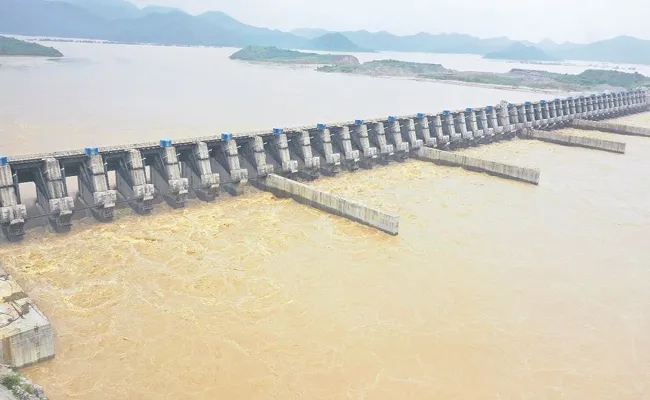 Huge Godavari River Flood Flow With Heavy Rains At Polavaram - Sakshi