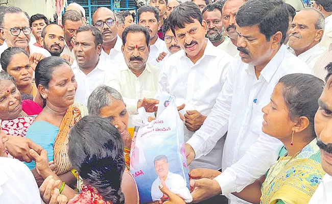 Former MP Ponguleti Srinivasa Reddy Helped Godavari Flood Victims - Sakshi