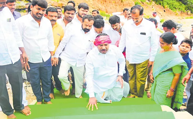 MLA Thatikonda Rajaiah Walked Chilkur Temple On His Knees - Sakshi