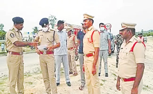 Car hit railway bridge road accident Andhra Pradesh - Sakshi