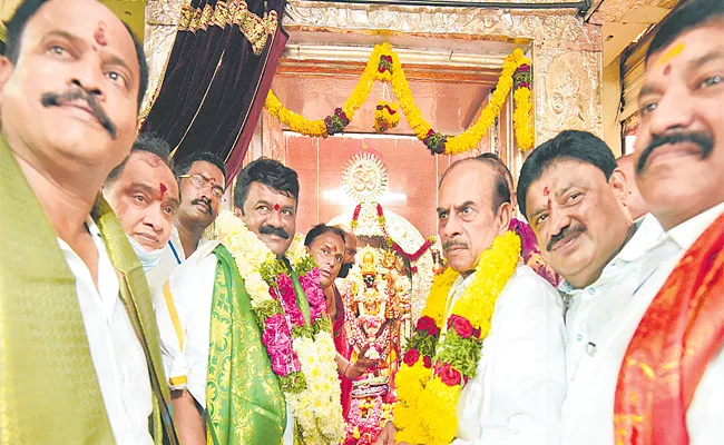 Gaiety marks Bonalu celebrations in Hyderabad - Sakshi