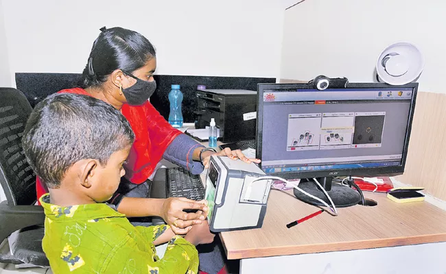 Update of Finger Prints in Child Aadhaar Andhra Pradesh - Sakshi