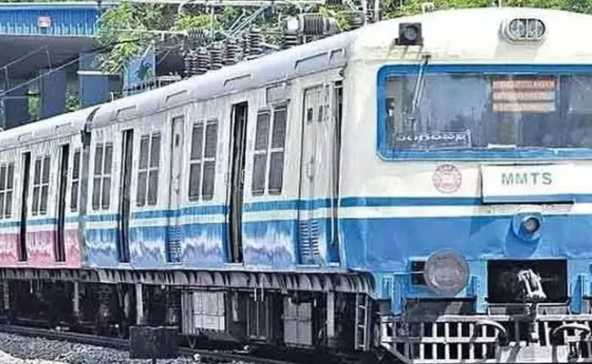 MMTS Train Accident Near Hyderabad Hitech City 3 People Dead - Sakshi