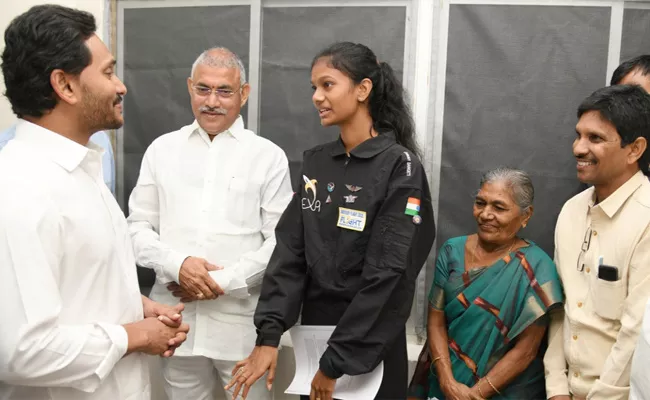 Jahnavi Dangeti Meet AP CM YS Jagan in  - Sakshi