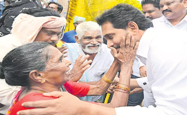 CM YS Jagan Tour In Flood Effected Konaseema District People - Sakshi