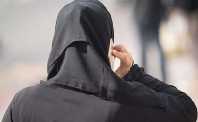 Burqa Man Came to Karimnagar District Court, Police Held - Sakshi