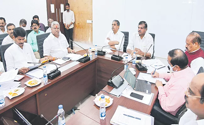 Ramakrishna Reddy with employees union leaders - Sakshi