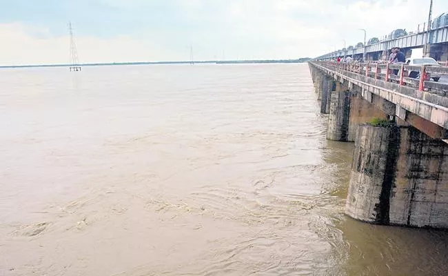 Godavari waters into sea are at record level - Sakshi