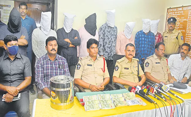 An interstate gang dealing in fake currency was arrested - Sakshi