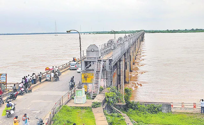 Vipparthi Venugopala Rao Write on Godavari Etigattu, Floods Control - Sakshi