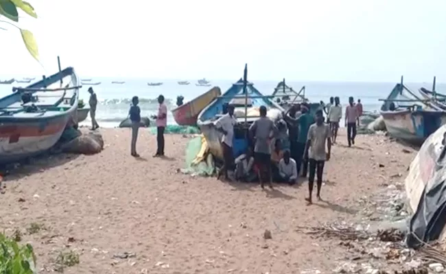 Clash Between Fishermen Over Fishing In Ring Nets - Sakshi