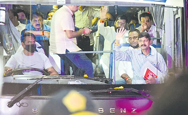 Maharashtra political crisis: Rebel Shiv Sena Rebel MLAs Return to Mumbai - Sakshi