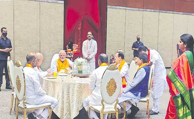 PM Narendra Modi Eats Dosa in Hyderabad - Sakshi