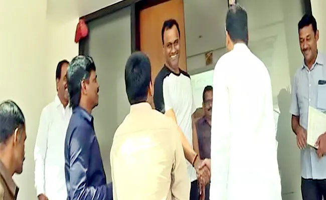 T Congress Seniors Tries to pacify disgruntled MLA Rajagopal Reddy - Sakshi