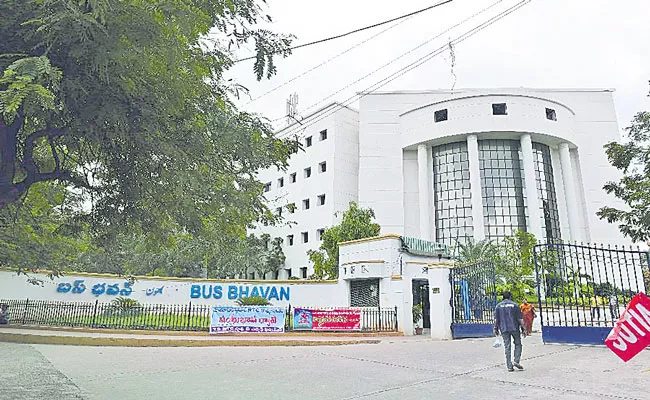 Minister Harish Rao Meet With RTC Chairman Bajireddy Govardhan Over Arrears - Sakshi