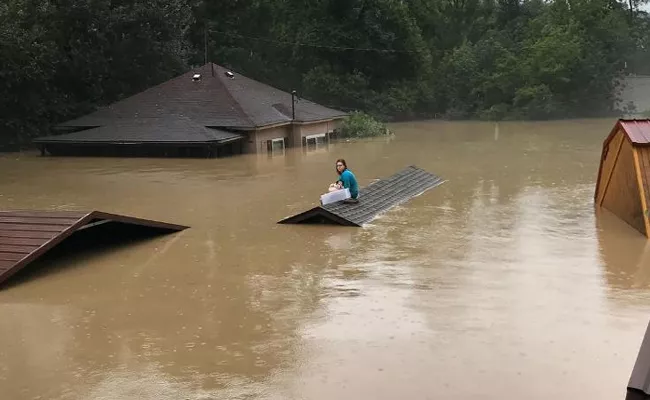 A 17 year old Girl Saved her dog in Kentucky Floods - Sakshi