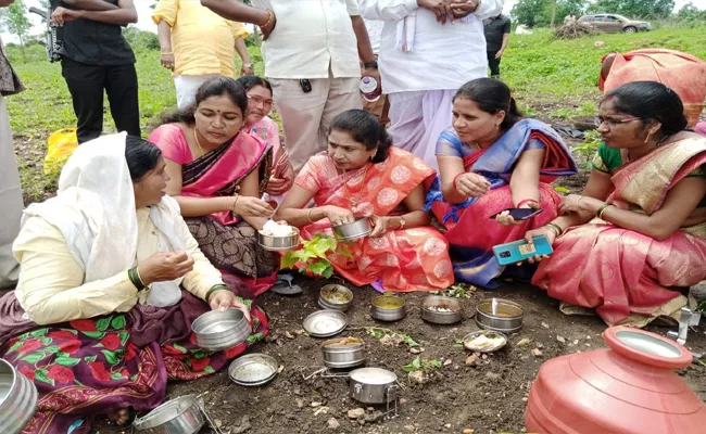 MLA Rekha Nayak Lunch With Farmers At Adilabad - Sakshi