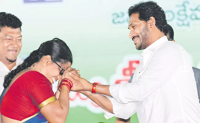 CM YS Jagan Disbursed Rs 508 Crore to YSR Kapu Nestham Beneficiaries - Sakshi