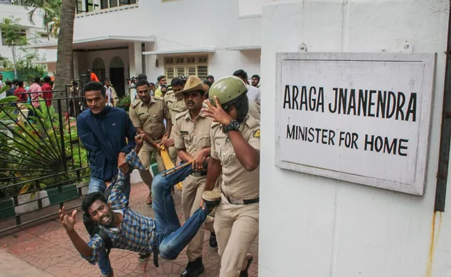 ABVP Protest Outside Karnataka Home Minister Residence - Sakshi