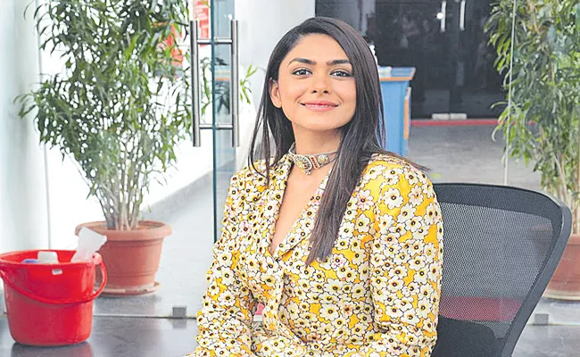 Mrunal Thakur talks about love letters - Sakshi