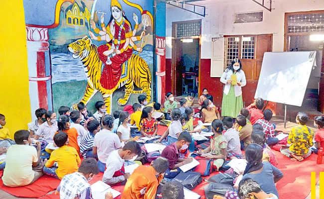 Hyderabad: Photo Feature Of School Students Studies Temple  - Sakshi