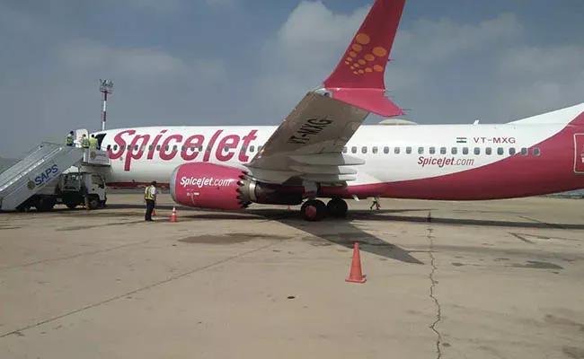 SpiceJet From Delhi To Dubai Diverted To Karachi Suspected Fuel Leak - Sakshi