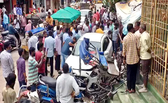 Massive Car Accident At Guntur District Tenali - Sakshi