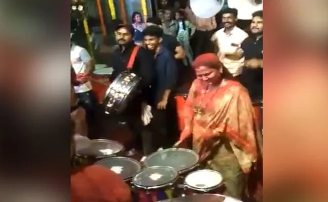 Viral Video: CM Eknath Shinde Wife On Drums To Welcome Him Home - Sakshi