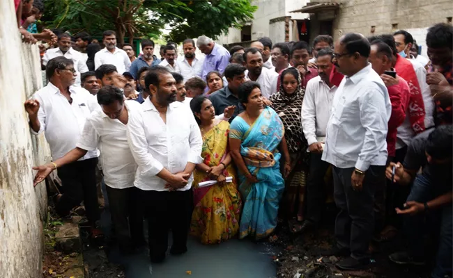 MLA Kotamreddy Sridhar Reddy Protested by Standing in Sewage Canal - Sakshi