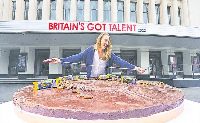 Bake Off Champ Helps Create World Largest Jaffa Cake All Records Break - Sakshi