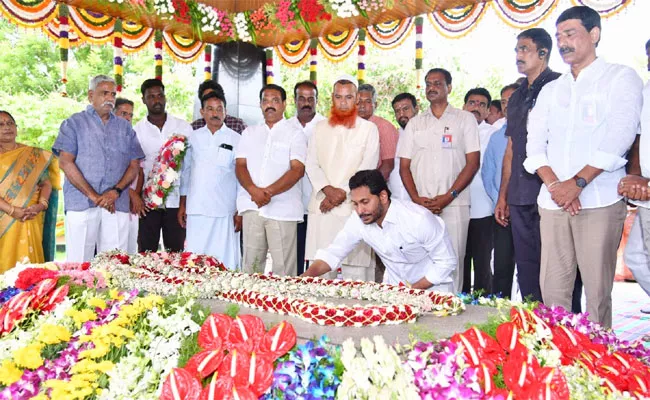 YSR Jayanthi 2022 CM YS Jagan And Family Members Pays Tributes - Sakshi