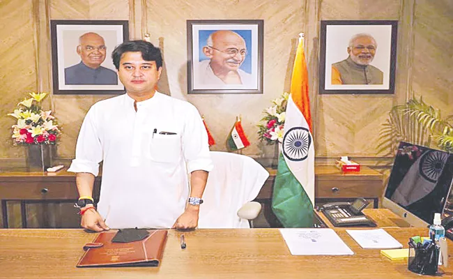 Jyotiraditya Scindia assumes additional charge of Steel Ministry - Sakshi