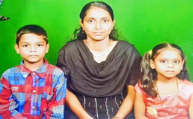 Married Woman Missing With Two Children In Visakhapatnam - Sakshi