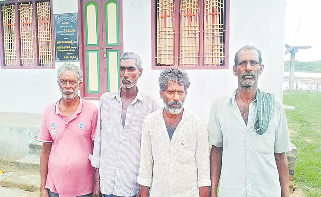 Fishermen stranded at sea rescued to Konaseema district - Sakshi