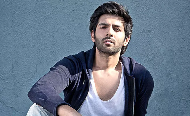 Kartik Aaryan Says Aadhar Card Dikha Doon To Fan In Europe - Sakshi