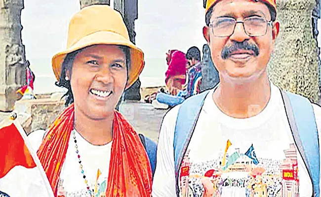 Kerala couple is first to travel around India on foot - Sakshi