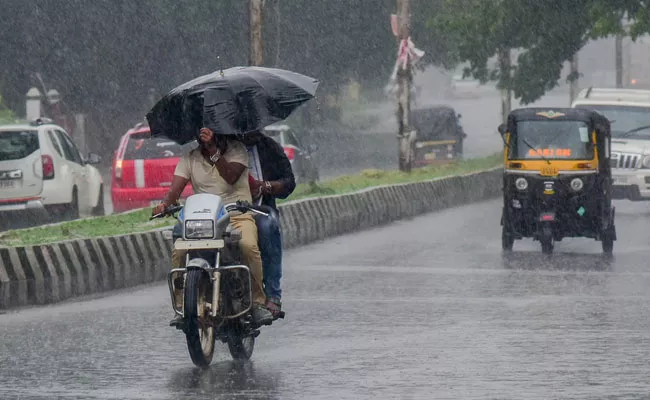 Heavy Rain Lashes Hyderabad Again - Sakshi