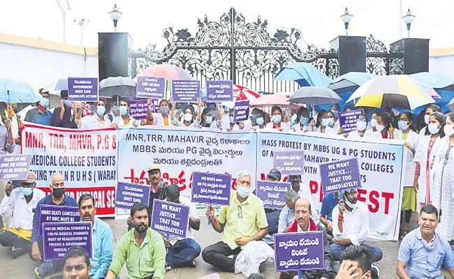 Warangal: Kaloji Arogya University Medical College Students Protest - Sakshi