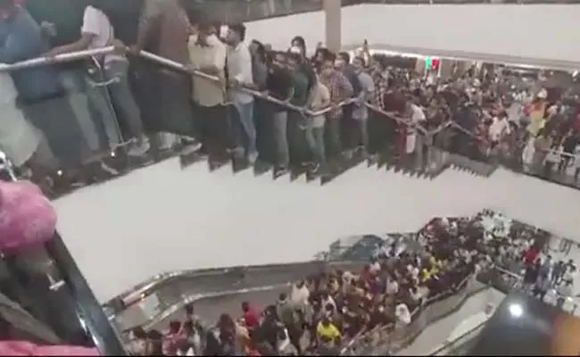 Videos From Malls Midnight Sale Shocks Twitter - Sakshi