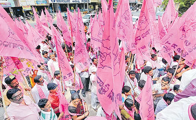 Munugode Politics TRS Focus on Internal Issues - Sakshi